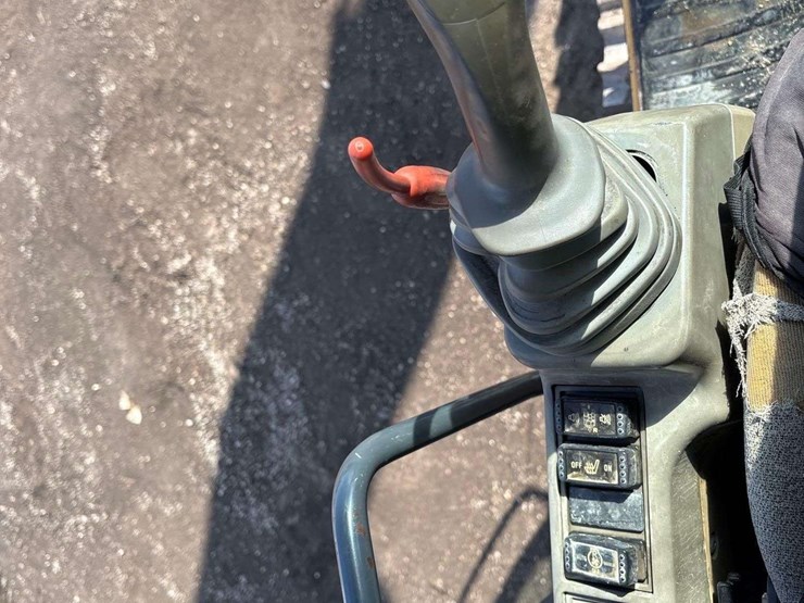 2013-deere-350g-lc-image-26