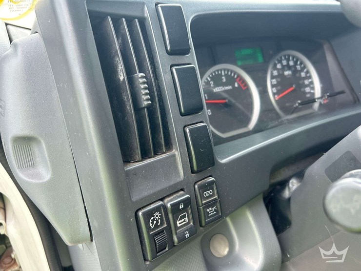 2016-isuzu-npr-image-13