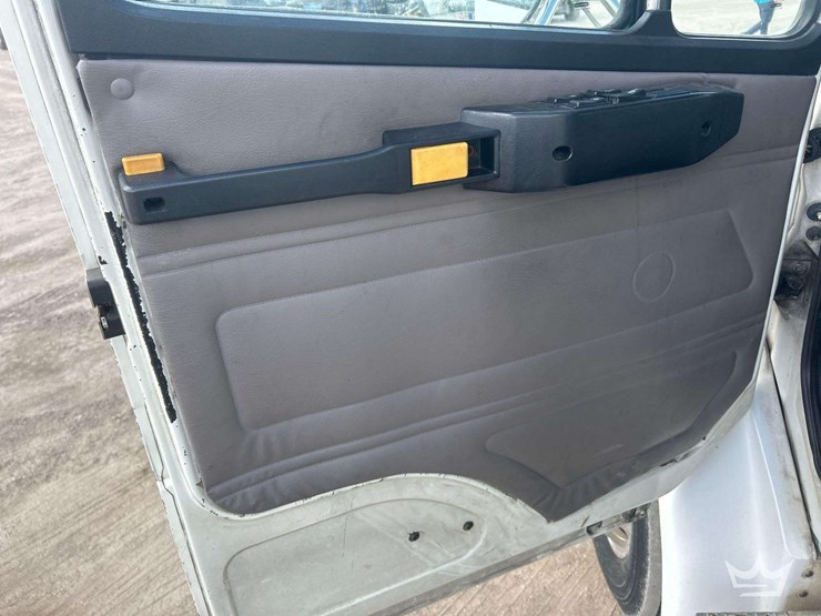 2004-freightliner-fl60-image-5