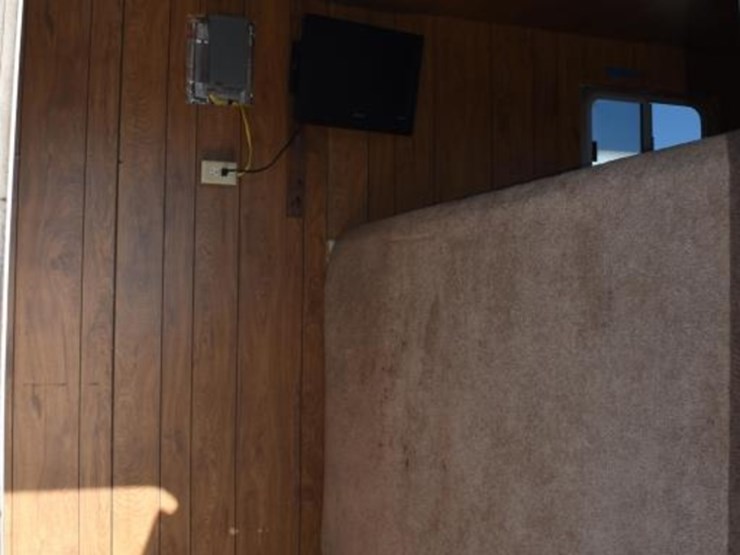 2009-6'-8"-featherlite-aluminum-livestock-trailer-w/-tack-room-(vin-#-4fg-b-image-10