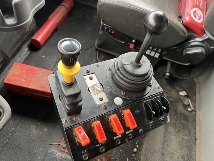 2013-international-7500-s/a-dump-truck-image-34