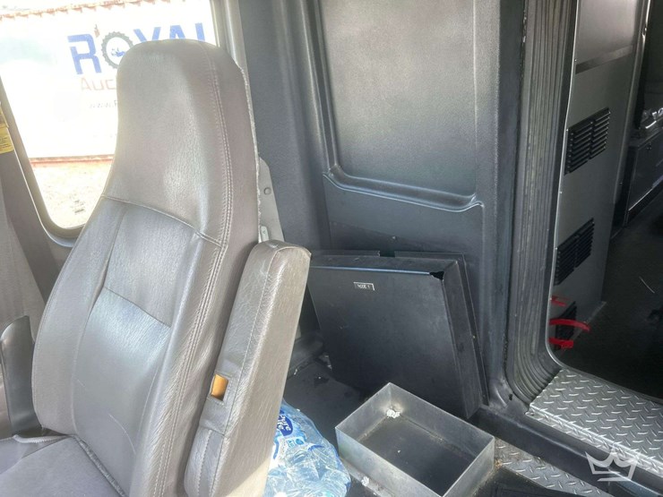 2003-freightliner-fl60-image-17