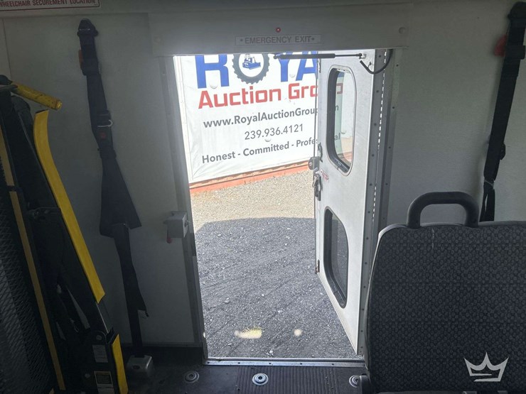 2014-ford-e-450-super-duty-shuttle-bus-image-26