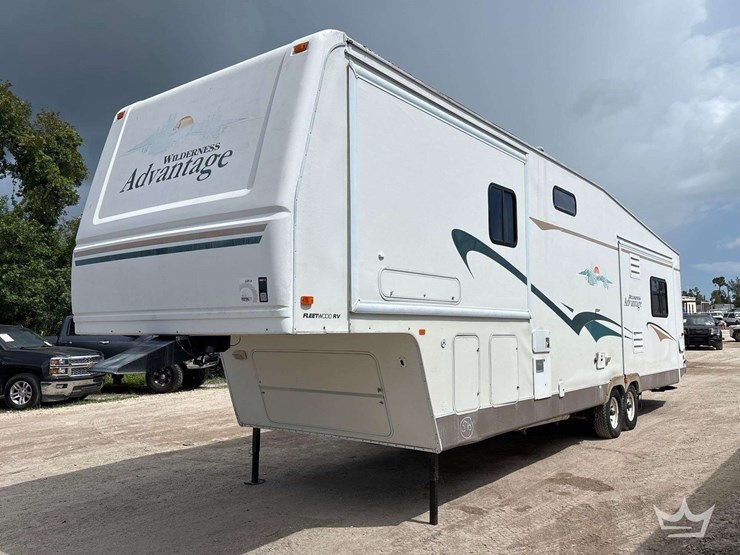 2004-fleetwood-wilderness-advantage-365-bsqs-38ft-t/a-5th-wheel-travel-trailer-image-1