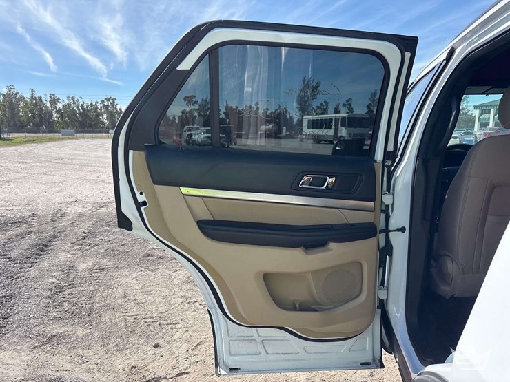 2017-ford-explorer-image-17