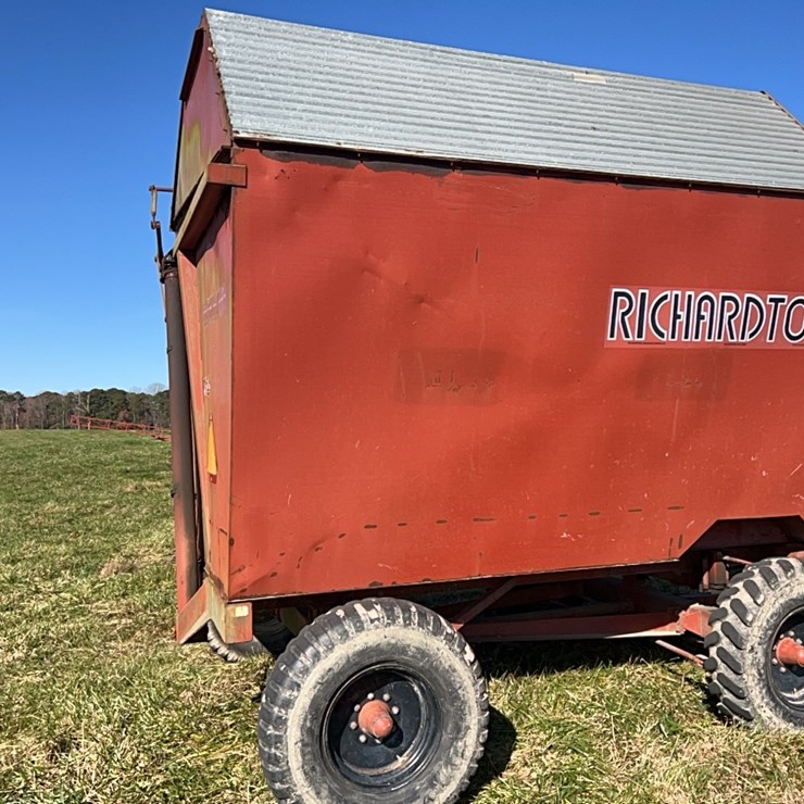 RICHARDSON SILAGE WAGON