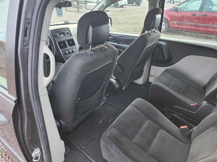 2015-dodge-grand-caravan-image-30