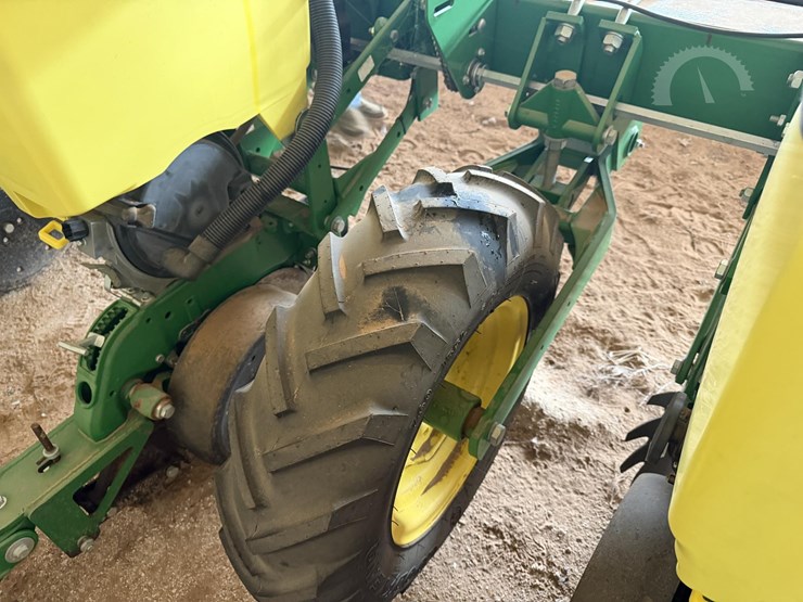 2021-john-deere-1725-image-24