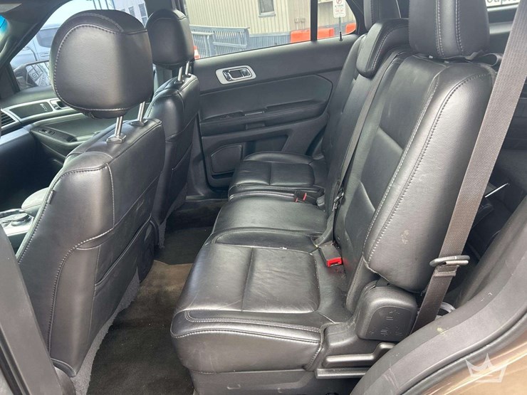 2015-ford-explorer-image-11