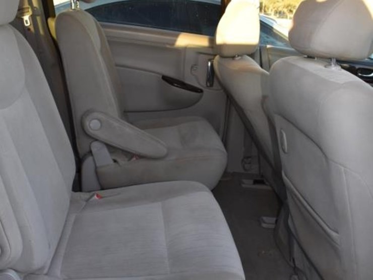 2011-nissan-quest-image-8