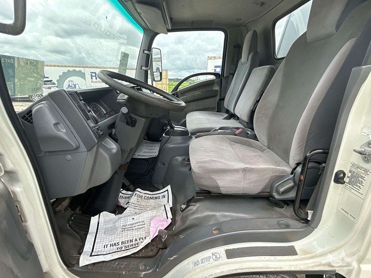 2016-isuzu-npr-image-11