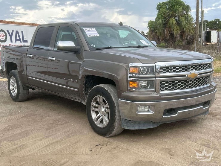 2014-chevrolet-silverado-4x4-crew-cab-pickup-truck-image-2