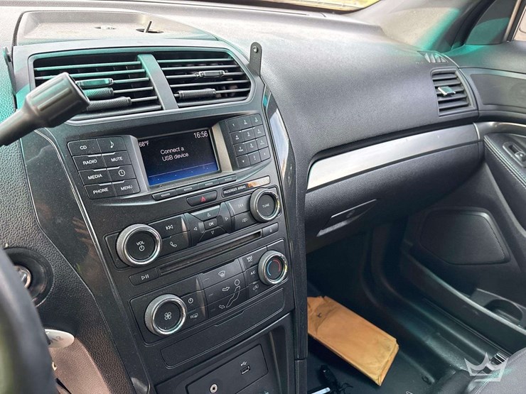 2017-ford-explorer-image-15