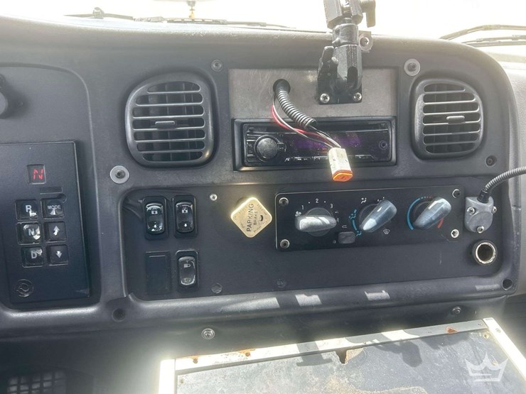 2005-freightliner-m2-106-image-15