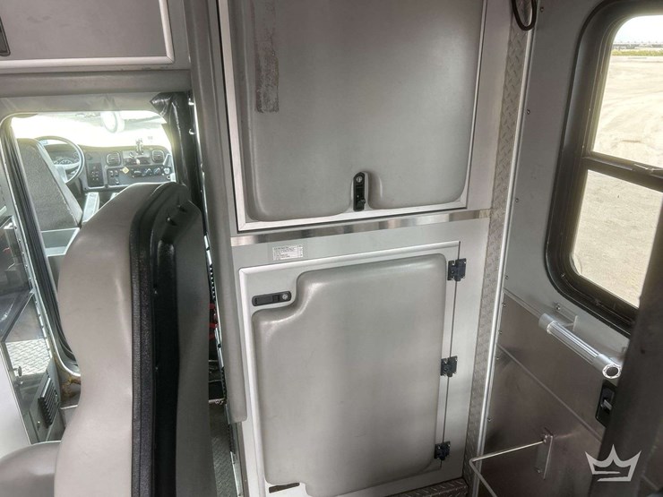 2005-freightliner-m2-106-image-53