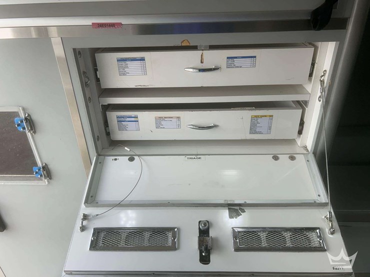 2005-freightliner-m2-106-image-66