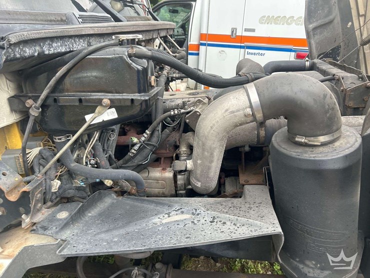 2004-freightliner-fl60-image-13