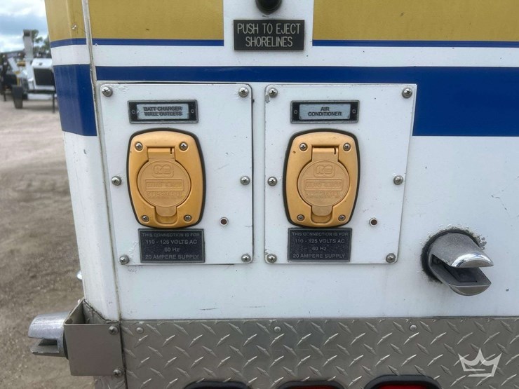 2005-freightliner-m2-106-image-43