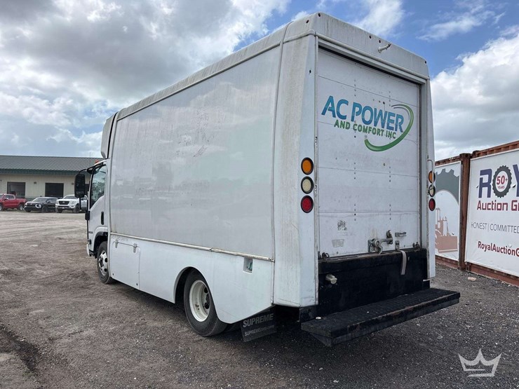 2011-isuzu-npr-image-4