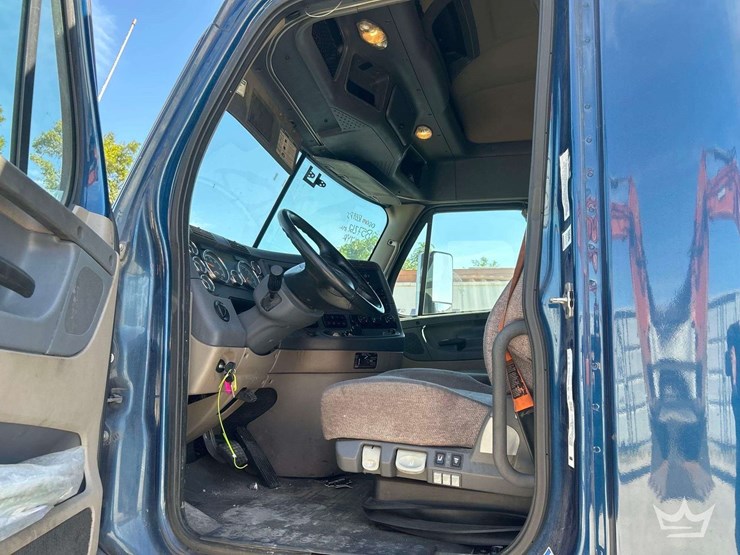 2017-freightliner-cascadia-125-image-25