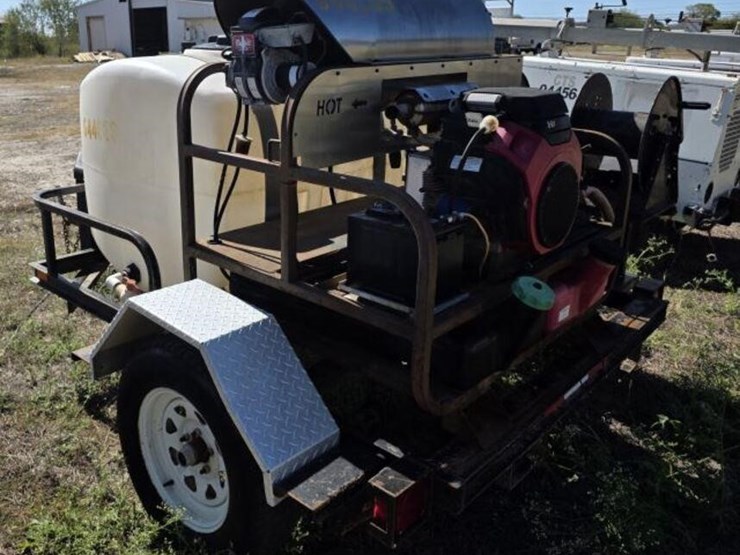 heated-pressure-washer-with-honda-engine-on-trailr-image-4