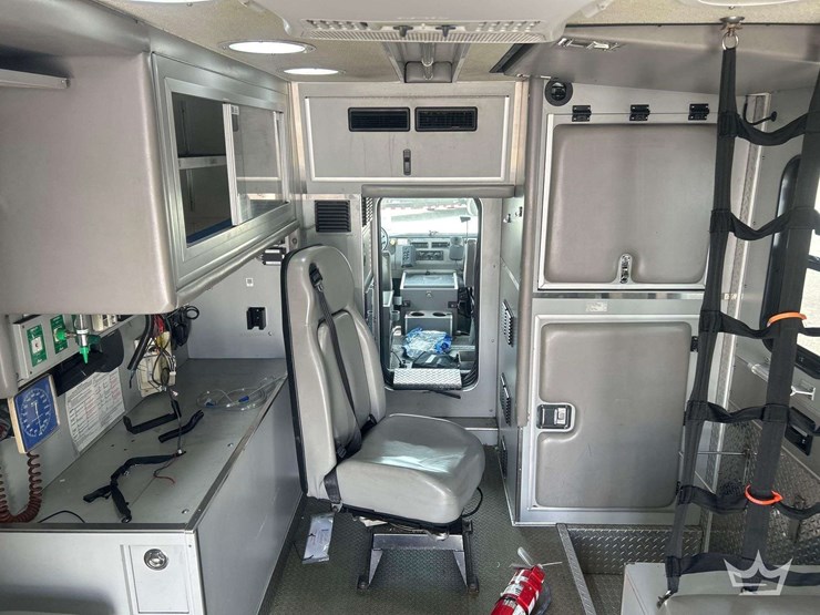 2004-freightliner-fl60-image-28