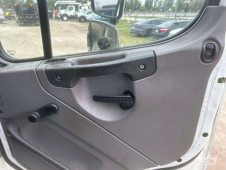 2014-freightliner-m2-106-image-19