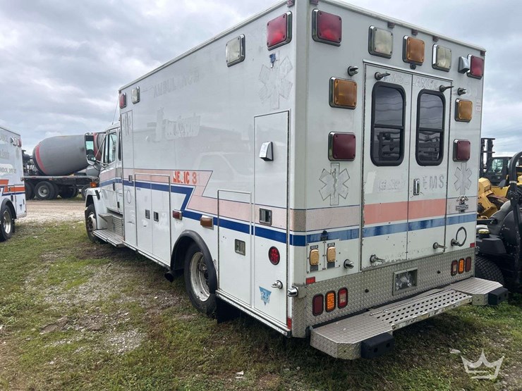 2004-freightliner-fl60-image-3