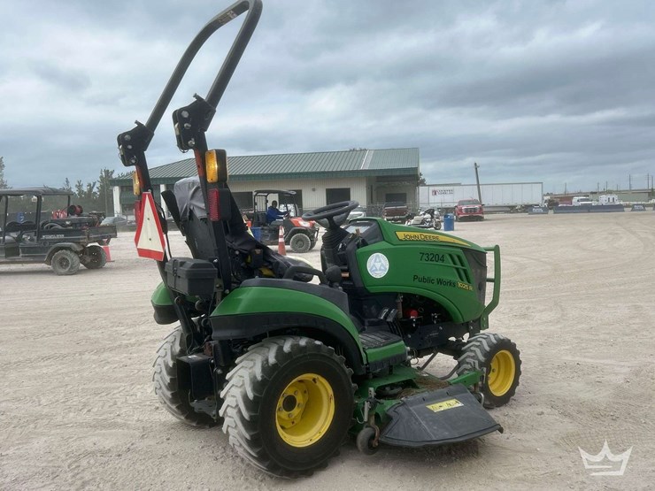 john-deere-1025r-sub-compact-tractor-mower-image-3