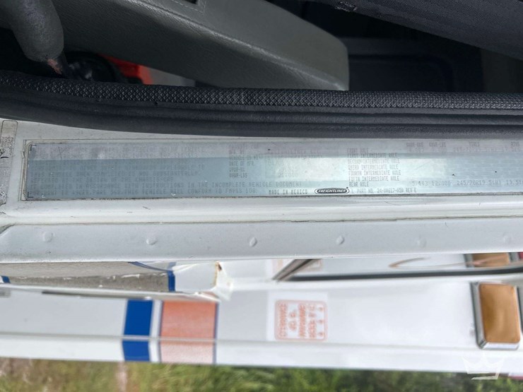 2004-freightliner-fl60-image-5