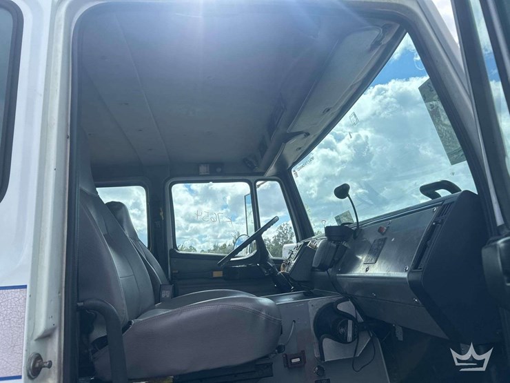 2004-freightliner-fl60-image-47