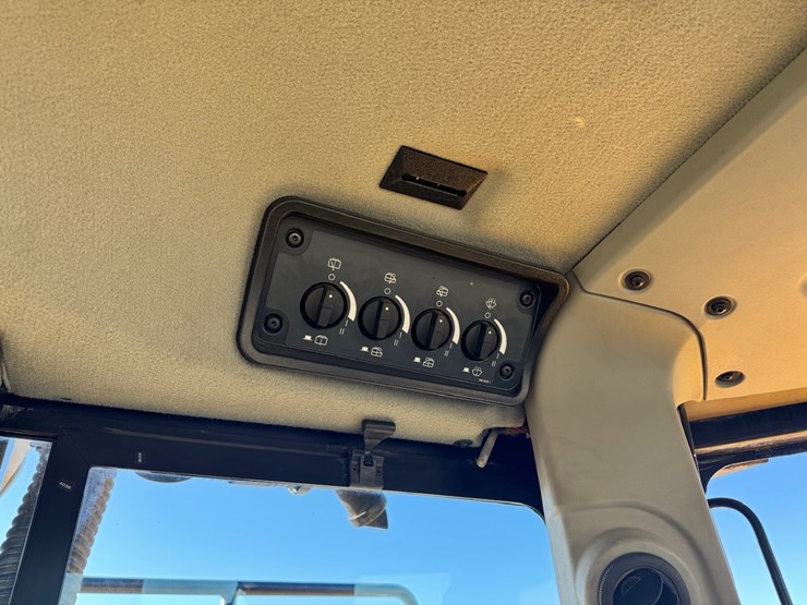 2019-caterpillar-d8t-image-44