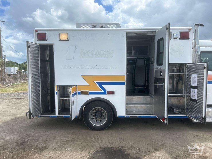 2005-freightliner-m2-106-image-33