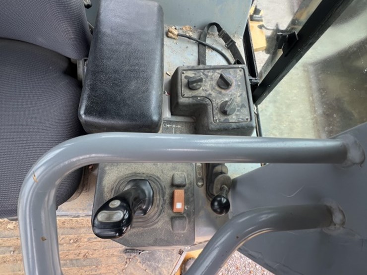 2003-caterpillar-d3g-xl-image-11