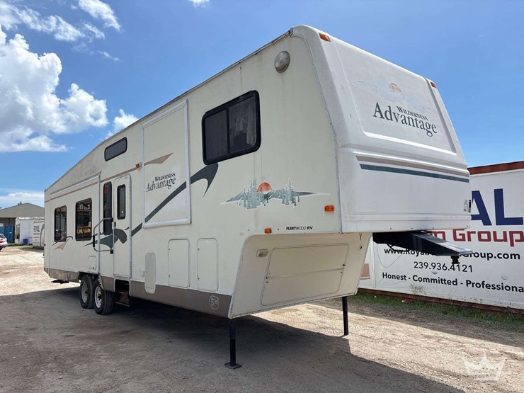 2004-fleetwood-wilderness-advantage-365-bsqs-38ft-t/a-5th-wheel-travel-trailer-image-2