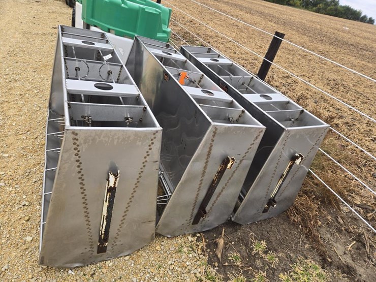 #5927-•-(3)-smidley-stainless-steel-feeders-image-3