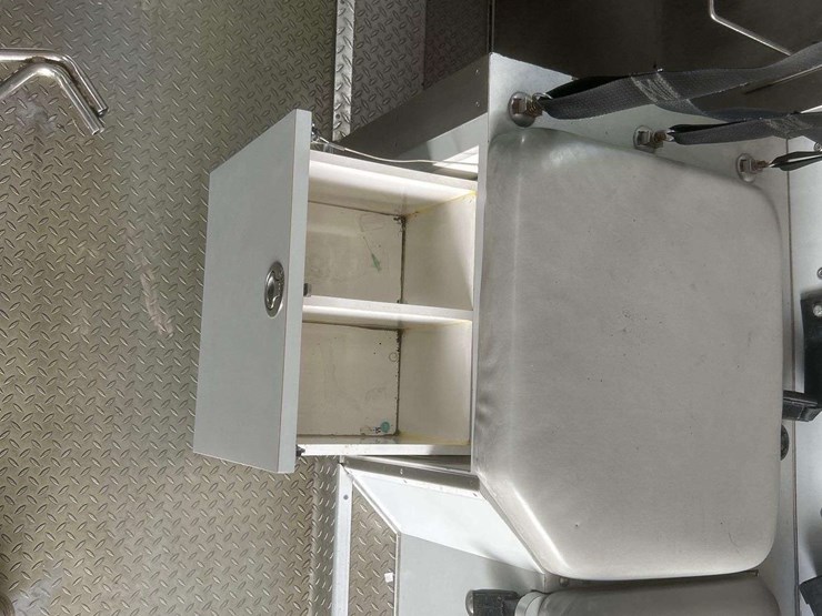 2005-freightliner-m2-106-image-62