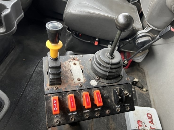 2013-international-7500-s/a-dump-truck-image-36