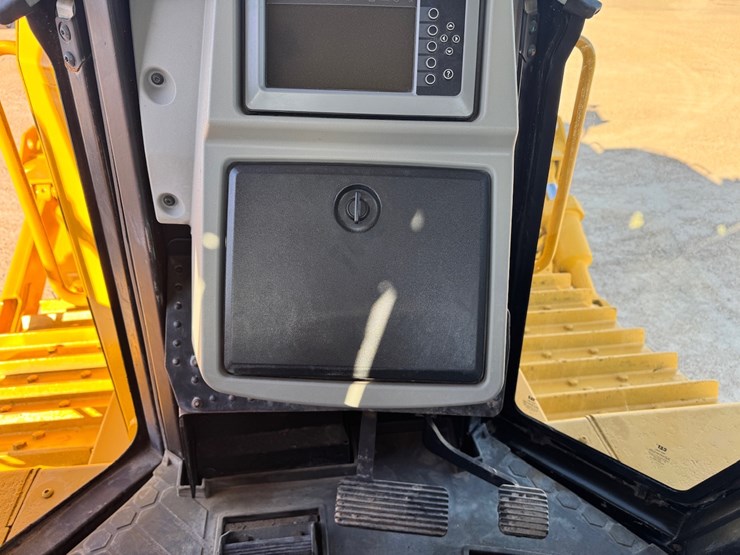 2019-caterpillar-d8t-image-49