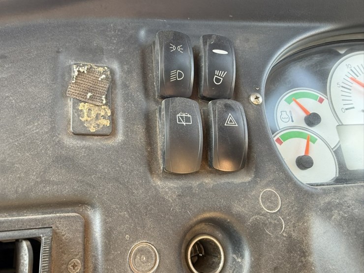 2010-caterpillar-740-image-79