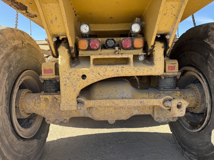 2010-caterpillar-740-image-35