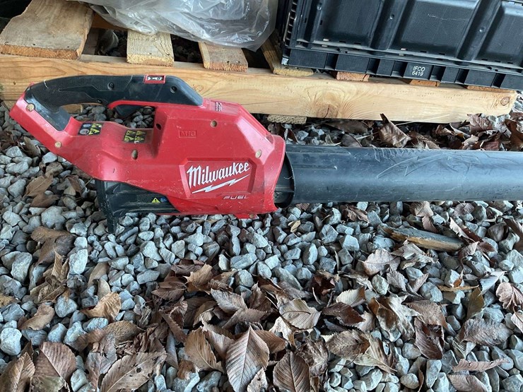 milwaukee-cordless-blower,-plumbing-&-electrical-supplies-image-3