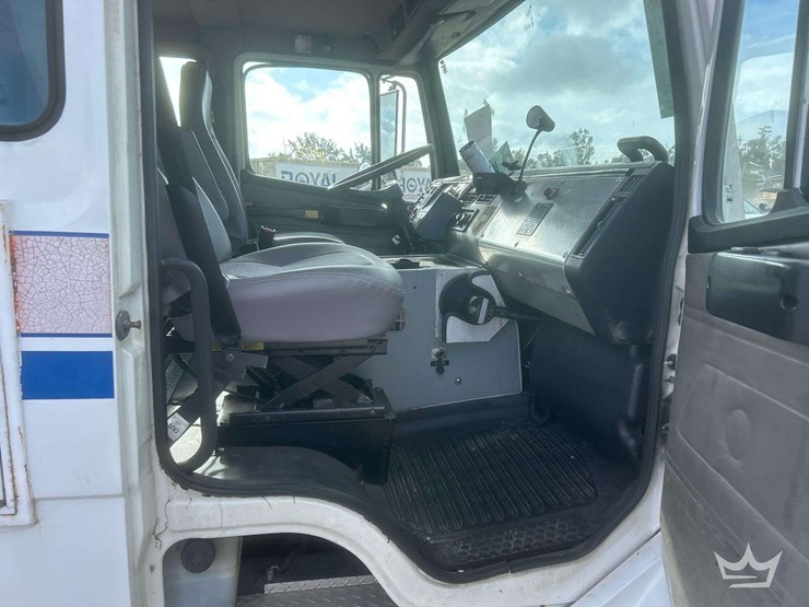2003-freightliner-fl60-image-59