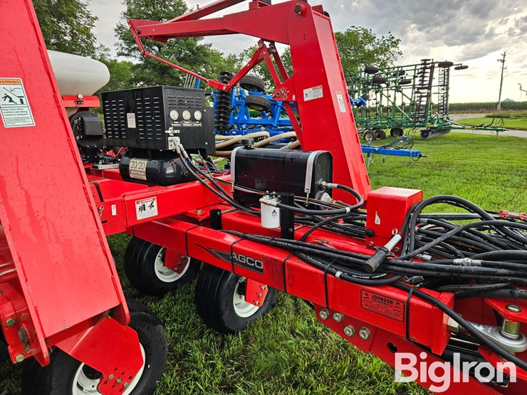 2007-white-8524c-24r20-planter-image-14