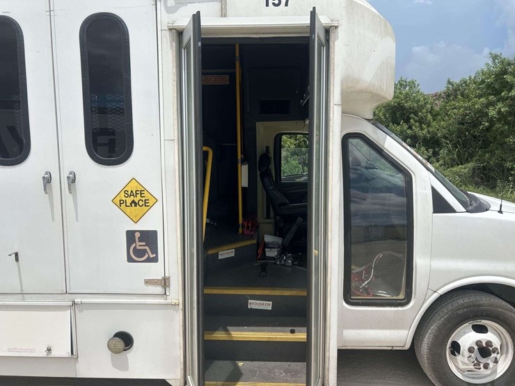 2015-chevrolet-express-4500-image-23