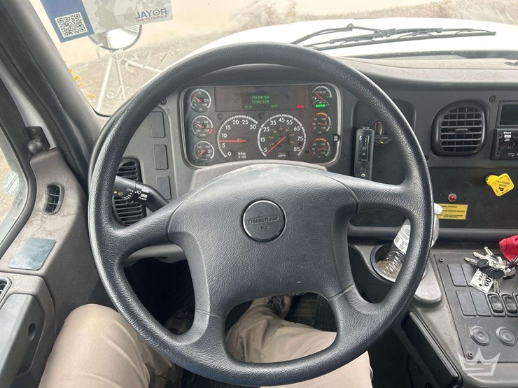 2019-freightliner-m2-106-image-10