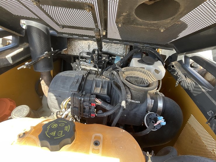 2015-deere-323e-image-15