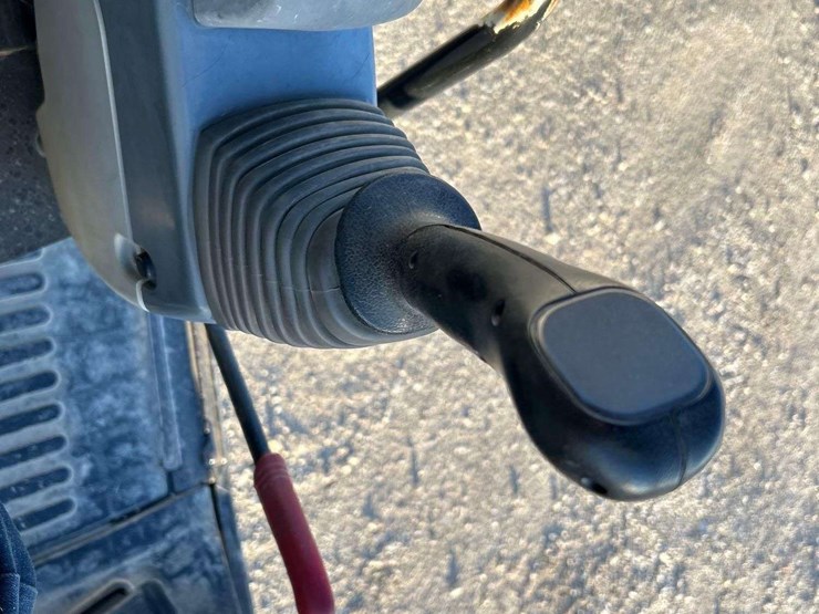 2013-deere-27d-image-13