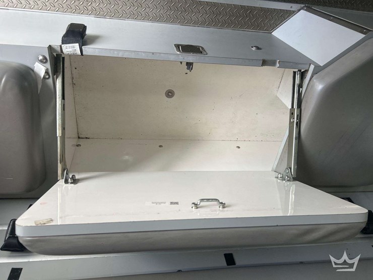 2004-freightliner-fl60-image-34