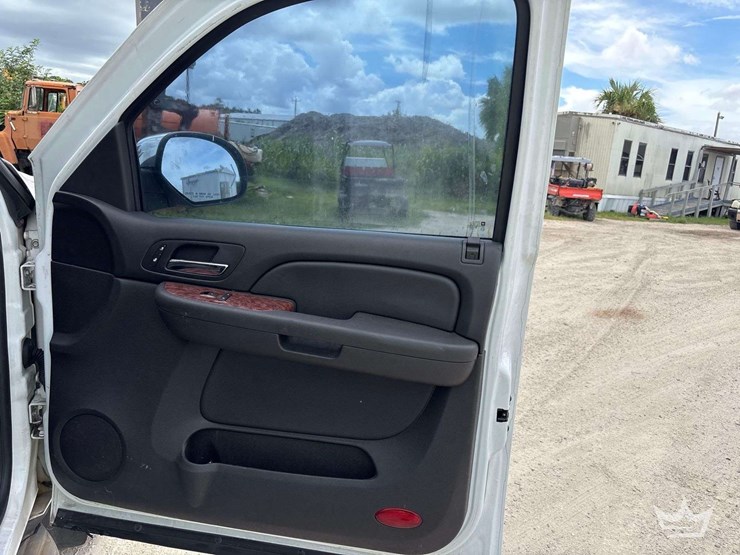 2010-chevrolet-tahoe-image-18